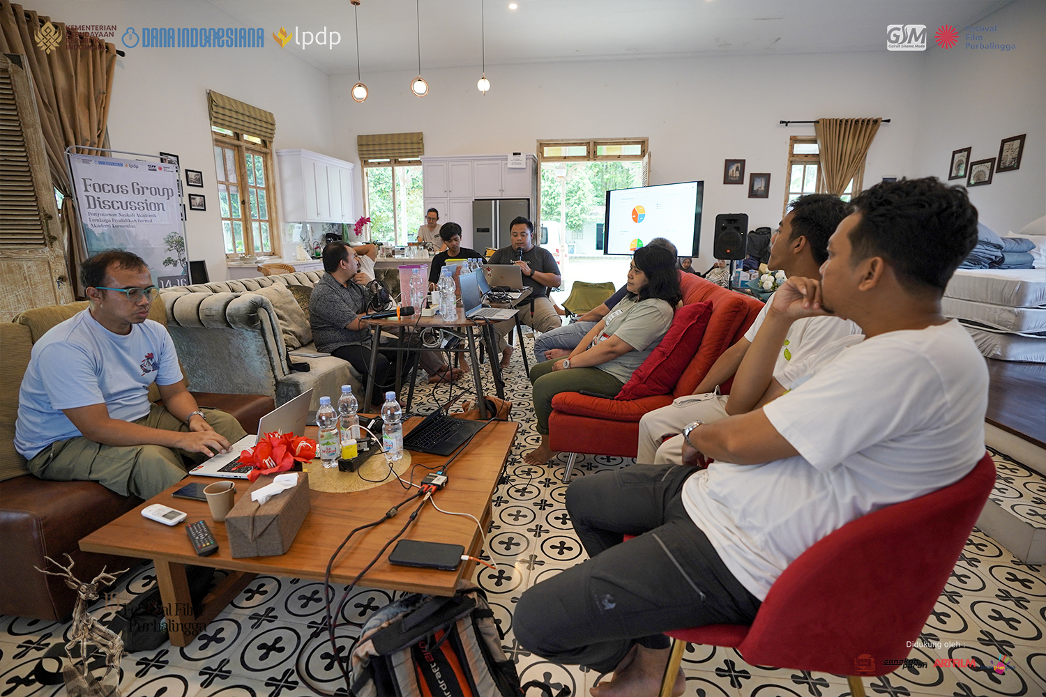 16. Foto Official FGD Penyusunan Naskah Akademik