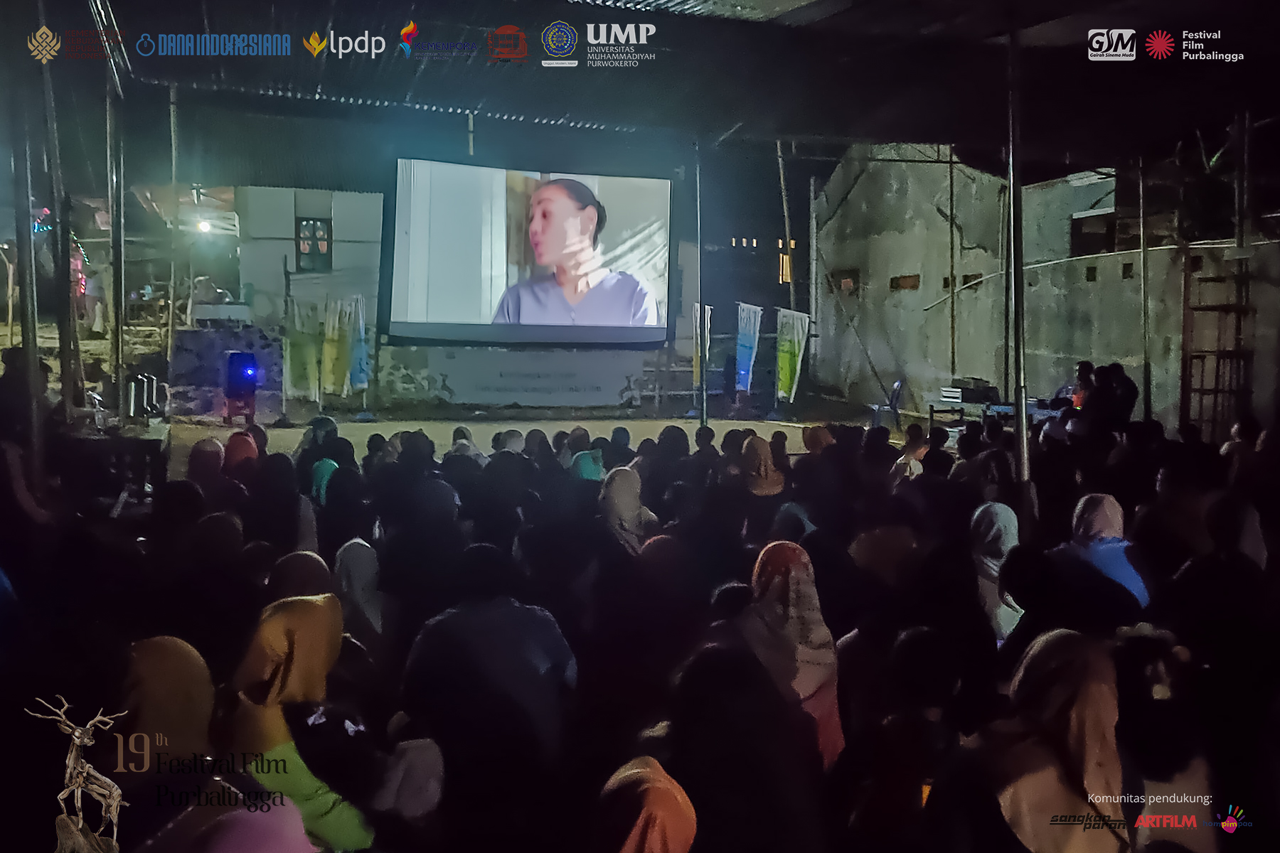 Layar Tanjleb Digelar di Tengah Warga Desa Pesanggrahan Layar Tanjleb Digelar di Tengah Warga Desa Pesanggrahan