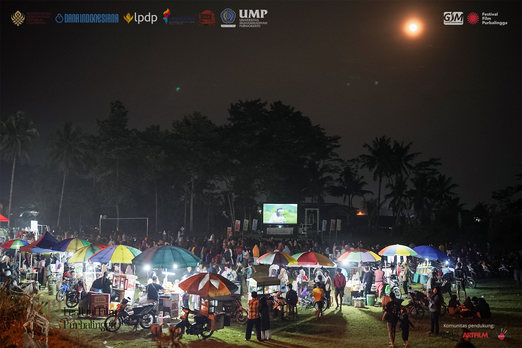 Lautan Manusia di Lapangan Desa Limbangan