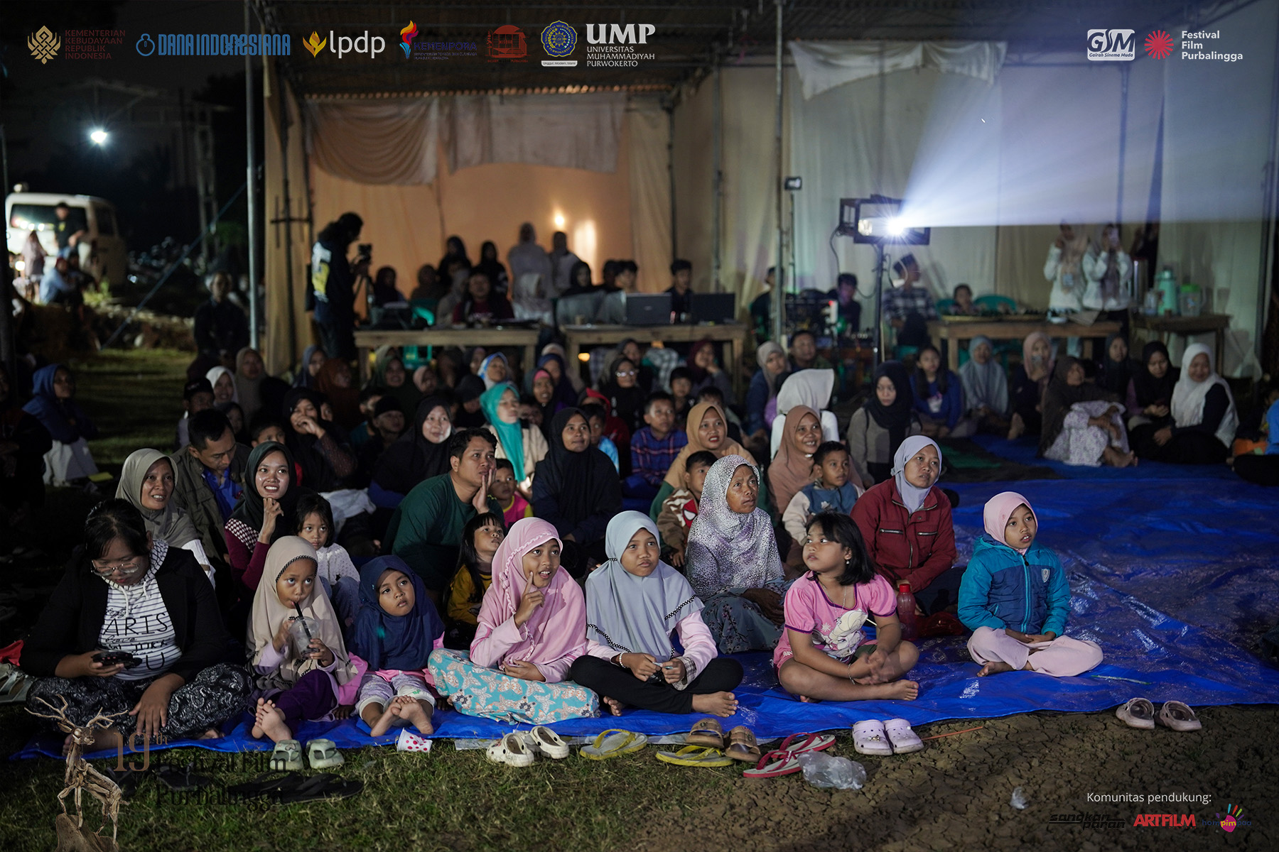 Bulan Bulat Jingga Menemani Warga Menikmati Layar Tanjleb Bulan Bulat Jingga Menemani Warga Menikmati Layar Tanjleb