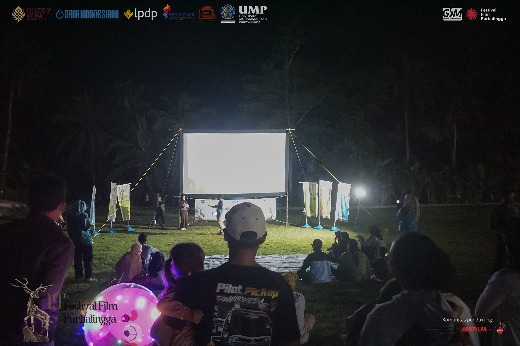 Antusias Warga Menjadi Bintang Utama Antusias Warga Menjadi Bintang Utama