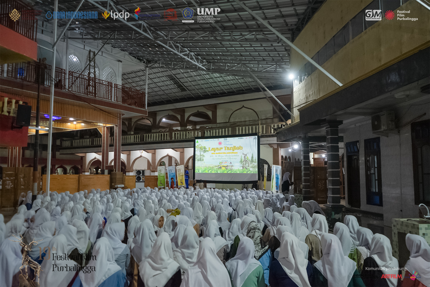 Para Santri Antusias Menonton Layar Tanjleb Para Santri Antusias Menonton Layar Tanjleb