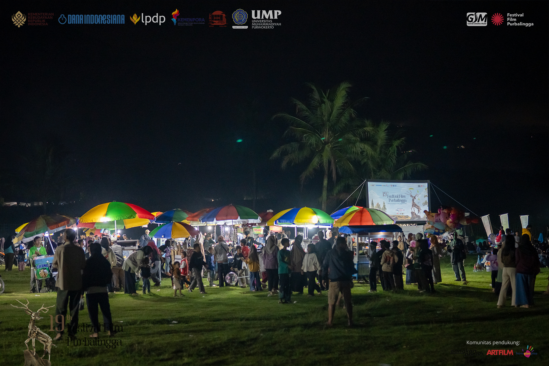 Warga Tumpah Ruah di Lapangan Desa